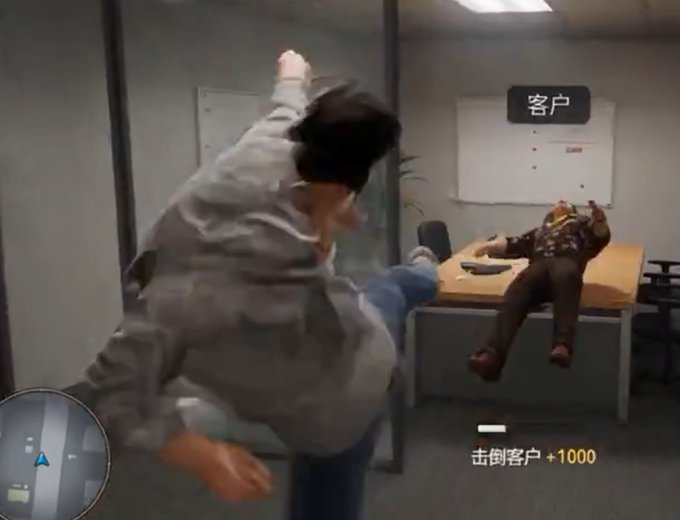A screenshot from a video game showing a character performing a jump kick labeled '击倒客户+1000' (Knockdown Customer +1000) toward a person sitting at a desk labeled '客户' (Customer).