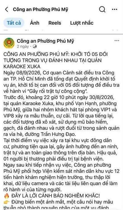 The image displays a public Facebook notice by "Công an Phường Phú Mỹ" (Phú My Ward Police) announcing the initiation of criminal proceedings against 05 individuals for an assault at Xuka Karaoke on August 30, 2026, at approximately 10:10 PM. The caption's reference to "beating each other up" humorously ties to the serious real-world incident described, where groups of men at a karaoke VIP8 room fought, causing injuries to a passing pedestrian (Mr. Hùng) with broken glass and bricks.