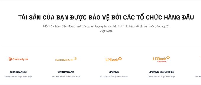 The image displays a banner in Vietnamese stating "TÀI SẢN CỦA B�N ĐƯỢC BẢO VỆ BỞI CÁC TỔ CHỨC HÀNG ĐẦU" (Your assets are protected by leading organizations), showcasing partner logos including Chainalysis, SACOMBANK, LPBank, and LPBank Securities, all described as "Đối tác chiến lược toàn diện" (comprehensive strategic partners). This relates to the post by highlighting SCEX's investor protection measures through its partnerships with established financial and security firms in Vietnam.