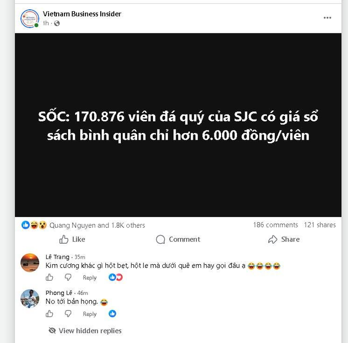 A screenshot of a Facebook post from "Vietnam Business Insider" with the headline "SHOCK: 170,876 gemstones from SJC have an average book value of only over 6,000 VND/stone," accompanied by comments mocking the devaluation of diamonds ("Diamond, buy it all and wait for it to rise haha") and reassuring investors ("No need to panic"), reinforcing the post's message that buying diamonds instead of gold or real estate leads to financial ruin.
