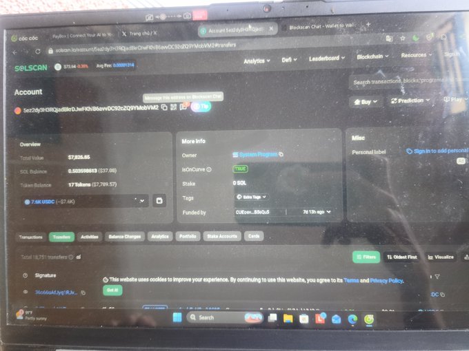 The image shows a computer monitor displaying the Solscan blockchain explorer page for an account with a SOL balance of approximately $7,835 and 17.7k tokens held. The Vietnamese post translates to asking how everyone's day is going and if anyone is watching the "air" of a coin that will "moon" (pump), suggesting the user is monitoring a cryptocurrency wallet for incoming airdrops or token activity—which relates to the token balance and transfer activity visible on the screen.
