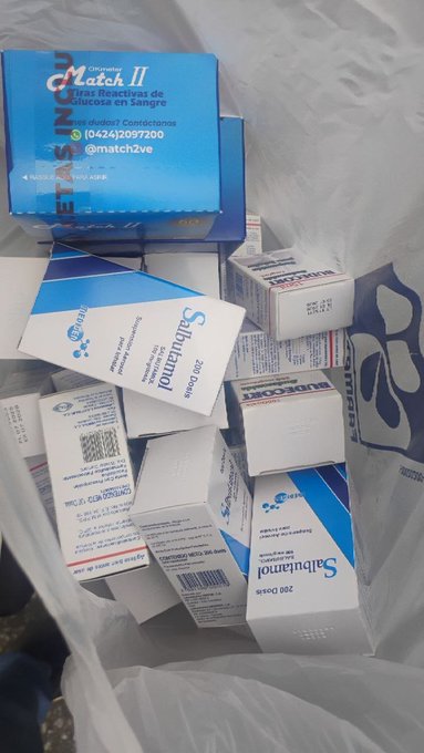 A pile of discarded medical packaging, including boxes of Salbutamol 200 doses and Venvia Mas Recetivas de Gotas en Sangre, inside a plastic bag.