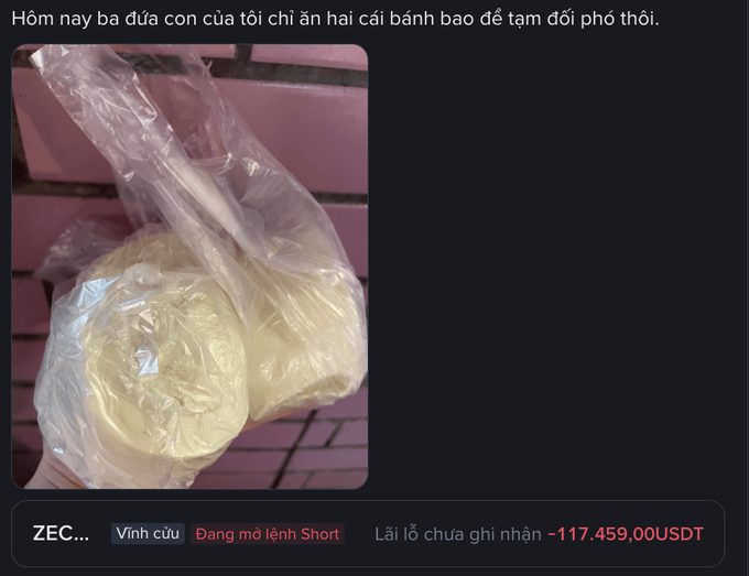 A hand holds two plastic-wrapped steamed buns against a pink-tiled background, illustrating the post's lament about trading losses: a ZEC short position shows an unrealized loss of **-117,459.00 USDT**, leaving only cheap buns to eat.