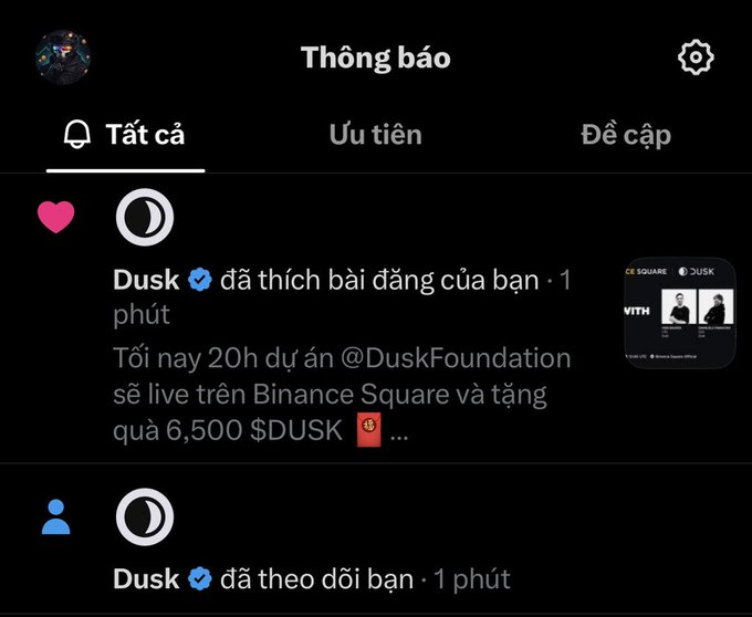 A screenshot of Instagram notifications in Vietnamese shows "Dusk ✓ đã thích bài đăng của bạn" (Dusk liked your post) regarding a live AMA event at 8 PM on Binance Square with a giveaway of 6,500 $DUSK, and "Dusk ✓ đã theo dõi bạn" (Dusk followed you), confirming the mutual follow and project engagement mentioned in the accompanying post.