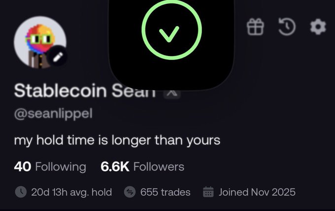 The image shows a social media profile for "Stablecoin Sean" (@seanlippel) with a green checkmark overlay, displaying 6.6K followers, 40 following, an average hold time of 20 days and 13 hours, 655 trades, and a join date of November 2025. The caption "my hold time is longer than yours" reinforces the accompanying post's reference to the user's three-week average hold time, jokingly attributing their trading losses on $FOMO to being a "Master Plumber."