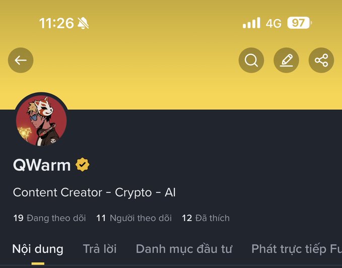 A mobile app profile screen in Vietnamese for 'QWarm', marked as a verified Content Creator focusing on Crypto and AI, showing follower counts and navigation tabs like 'Nội dung' and 'Phát trực tiếp'.