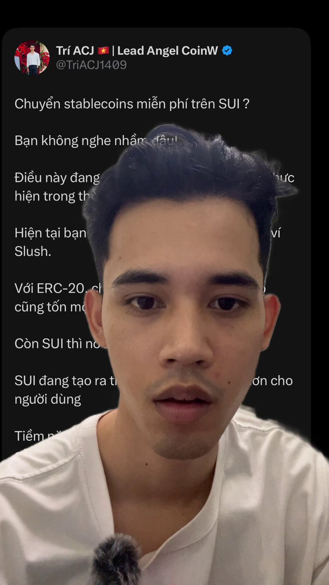 The image features a man wearing a white shirt, who appears to be either looking at or directly interacting with someone in front of him using a webcam. The background of the image contains text written in a language other than English. The caption accompanying the photo reads "Trước đó em có viết một bài về gắng thay đổi hệ sinh thái trên tiên hân. Sui cũng đang". The man is likely a social media user sharing the photo or replying to a message in an online chat, as evidenced by his interaction with someone via webcam.