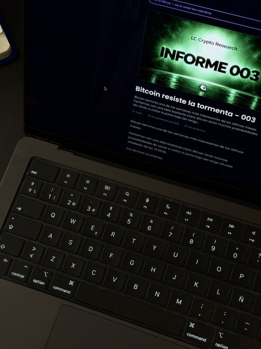 A laptop screen displays an LC Crypto Research article titled 'INFORME 003 - Bitcoin resiste la tormenta - 003' with Spanish text discussing Bitcoin's market performance.