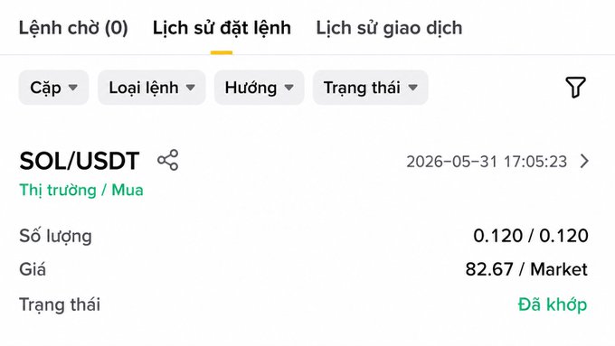 The image shows a screenshot of a phone screen, displaying a phone app called "Sol" that is used for buying and selling cryptocurrencies like Bitcoin. The app also displays information about the current price of Sol and its market value, along with details on where this exchange takes place in Vietnam (Vietnamese).