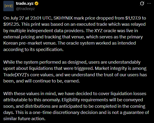 The image shows a tweet from Trade XYZ (@tradexyz) announcing that they will cover liquidation losses for users after the SKHYNIX mark price dropped sharply from $1,127.9 to $917.25 on July 27 at 23:01 UTC due to a pricing anomaly, though they emphasize the oracle system worked as intended and that this compensation is a one-time discretionary decision rather than a guarantee of future similar actions.