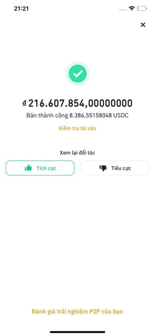 A mobile app screenshot in Vietnamese showing a successful transaction of 8,386.55158048 USDC with a balance of 216,607,854.00000000 and options to view counterparties or rate the experience.