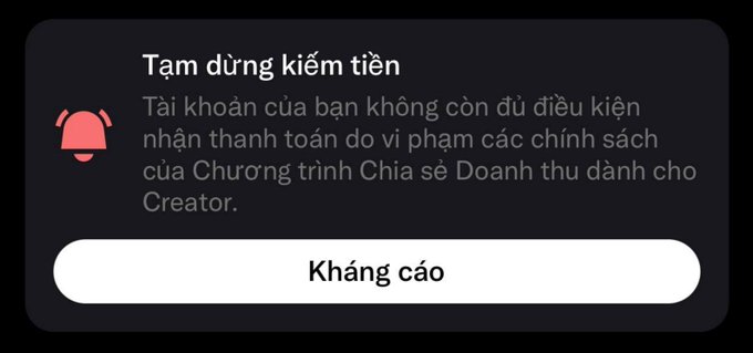 Vietnamese TikTok notification reading 'Tạm dừng kiếm tiền' (Monetization paused) stating the account no longer qualifies for payouts due to violating Creator Revenue Sharing Program policies, with an 'Kháng cáo' (Appeal) button.