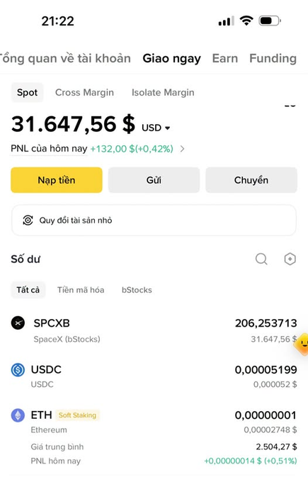 A Vietnamese crypto trading app screenshot showing a portfolio balance of $31,647.56 USD, with the majority held in SPCXB (SpaceX bStocks) at 206.25 shares, supporting the story about a "big sister" finally breaking even on her SpaceX stock investment. The interface displays tabs for Spot, Cross Margin, and Isolate Margin trading, along with negligible amounts of USDC (0.000005199) and ETH (0.00000001).