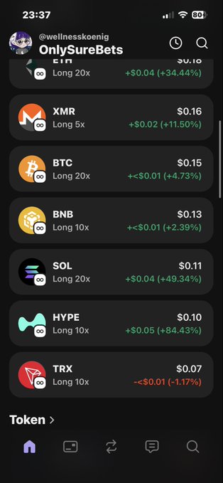 The image shows a smartphone screen displaying various cryptocurrency symbols, such as Bitcoin (BTC), Ripple (XRP), Long 20X, and many others. The screen also has time-related information and stock market data. In addition, there are chat boxes on either side of the screen with the text "Ich idiot hab ursgegeht marge war -6% in xmr dann doch gedacht meine Aktie steigt bin net bei Plan geblieben xD weil da 75% Marge war -6% in xmr dann doch gedacht meine Aktie steigt bin net bei Plan". This information seems to be related to an online platform where users can buy and sell cryptocurrencies, interact with other users, or check on stock market trends.