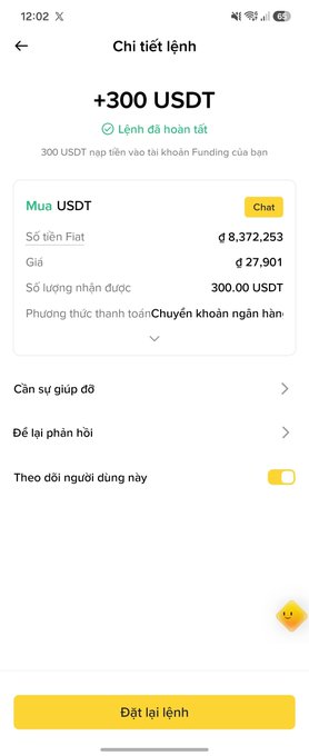 The image shows a Binance P2P order details page in Vietnamese displaying a successful "+300 USDT" purchase for ₫8,372,253 at a rate of 27,901, using "Chuyển khoản ngân hàng" (bank transfer) as the payment method. This corresponds to the user's post about buying USDT on 31/3 at a rate of 27.9, illustrating the "chasing the top" phenomenon they describe as the stablecoin later dropping to 25.8.