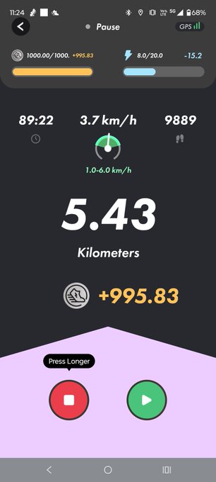 The image shows a phone screen displaying information about a walk or run, including distance, time, and speed. The phone's display also has buttons for pausing, resuming, and stopping the activity. There are two arrows pointing at the bottom of the screen, possibly indicating options to pause or resume the activity.