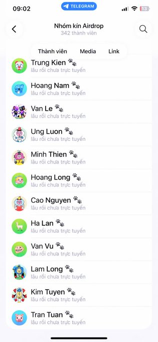 A Telegram app screenshot of a group called 'Nhóm kín Airdrop' with 342 members, showing Vietnamese names with 'lâu rồi chưa trực tuyến' (long time no online) status.