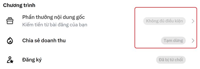A Vietnamese app menu showing 'Chương trình' with options for 'Phần thưởng nội dung gốc' (Không đủ điều kiện) and 'Chia sẻ doanh thu' (Tạm dừng), which are highlighted by a red box.