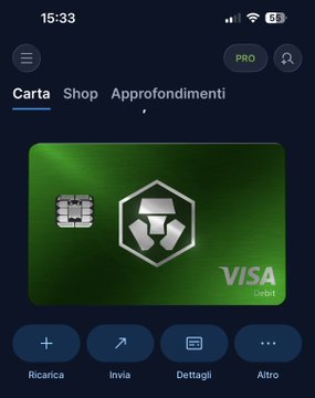 A screenshot of the Crypto.com app shows a green Crypto.com Visa debit card on the "Carta" (Card) tab at 15:33, with options for "Ricarica," "Invia," "Dettagli," and "Altro," as the user shares their Crypto.com Visa card as the "best card in the world."