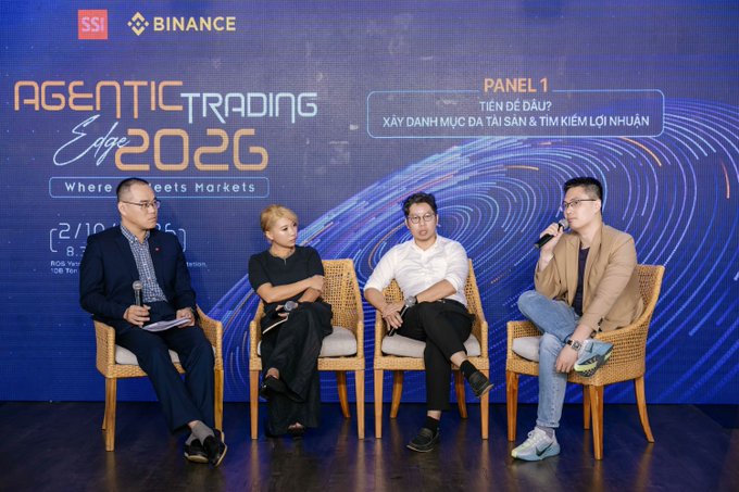 A panel discussion titled 'AGENTIC TRADING Edge 2026' sponsored by SSI and Binance, with four panelists seated on stage. The screen behind them indicates 'PANEL 1' with the Vietnamese title 'TIỀN ĐỀ ĐẦU? XÂY DỰNG DANH MỤC ĐA TÀI SẢN & TÌM KIẾM LỢI NHUẬN'.
