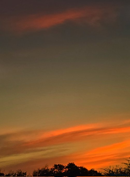 𝕏 family What stands out about @wallchain and @3look_io is that both are rewarding real participation instead of empty noise. Quack Heads holders already feel the momentum building, and now 3look is showing what sustainable creator incentives can actually look like. The image features a beautiful sunset with orange clouds in the sky, which adds to the overall visual appeal of the post.