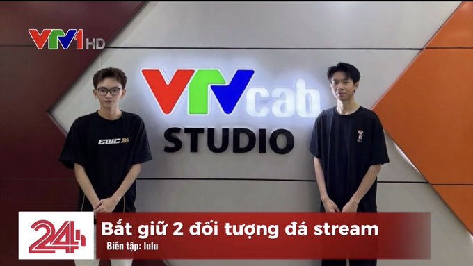 A VTVcab Studio news segment captioned "Bắt giữ 2 đối tượng đá stream" (Arrested 2 subjects for stream sniping) shows two young men standing before a studio backdrop, illustrating the announcement that streamers Tanvuu and Himass have been globally banned.