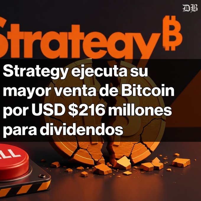 News headline from 'DB' reading 'Strategy ejecuta su mayor venta de Bitcoin por USD $216 millones para dividendos' (Strategy executes its largest Bitcoin sale for $216 million USD for dividends), with the StrategyB logo and a cracked Bitcoin graphic.