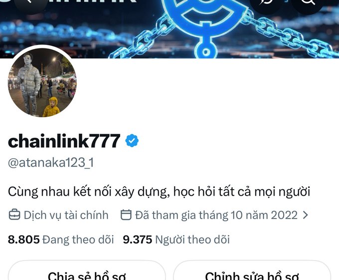 A social media profile for verified user 'chainlink777' (@atanaka123_1) featuring a Chainlink-themed banner, a profile photo of a man and child, and Vietnamese bio text reading 'Cùng nhau kết nối xây dựng, học hỏi tất cả mọi người' with 8,805 following and 9,375 followers.