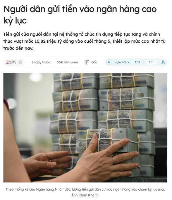 A Vietnamese news article from ZNEWS titled 'Người dân gửi tiền vào ngân hàng cao kỷ lục' about people depositing a record amount into banks, featuring an image of hands holding stacks of bundled Vietnamese currency.