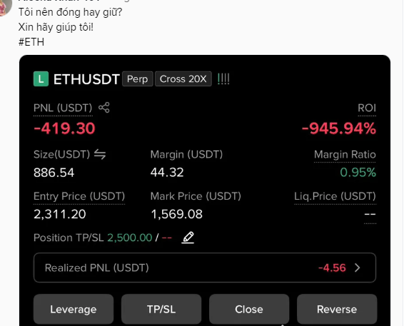 A Vietnamese-language trading interface asks 'Tôi nên đóng hay giữ?' (Should I close or hold?) for an ETHUSDT Perp position with 20X cross leverage, showing PNL of -419.30 USDT, ROI of -945.94%, size 886.54 USDT, entry price 2,311.20, mark price 1,569.08, and a margin ratio of only 0.95%.