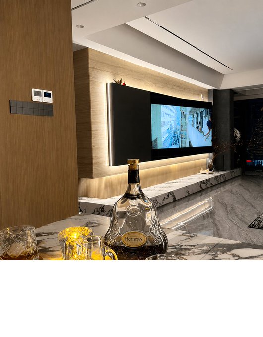 A luxury home theater features a Hennessy bottle and a projected street-view image, with no visible AKE or SanDisk ticker. The post references last night’s sharp SanDisk price surge and subsequent flash dump, contrasting the dramatic action with an overlooked, calculated “short hunt.”