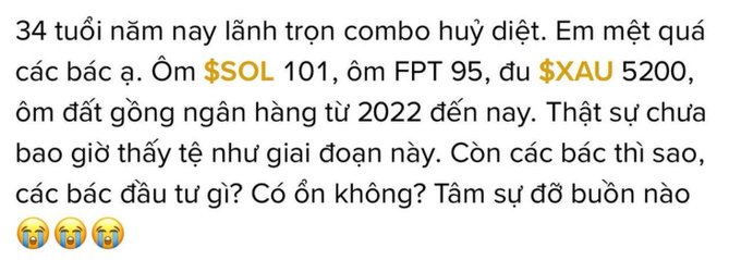 A Vietnamese text post expressing financial struggles, mentioning losing money on crypto/stocks: '$SOL 101, FPT 95, $XAU 5200' and being down since 2022, followed by crying emojis.