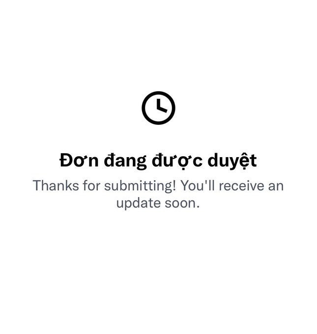 A confirmation screen showing a clock icon with the text 'Đơn đang được duyệt' and 'Thanks for submitting! You'll receive an update soon.'