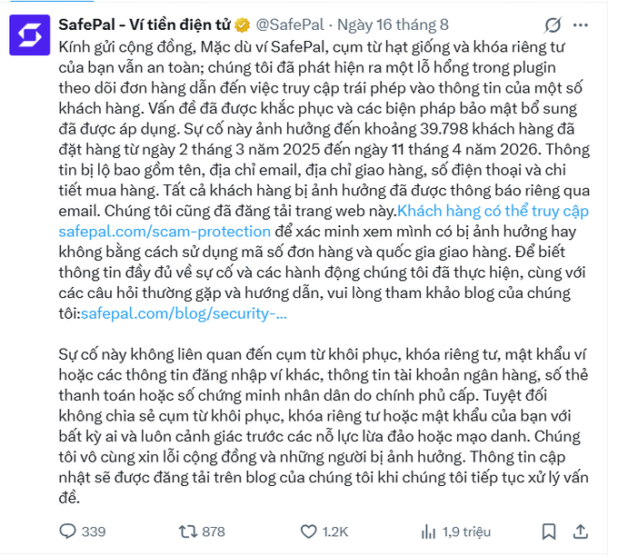 A Vietnamese-language tweet from SafePal (@SafePal) dated August 16 announcing a security vulnerability in an order tracking plugin that exposed customer data between March 2 and November 4, 2025, with links to safepal.com/scam-protection and their security blog.
