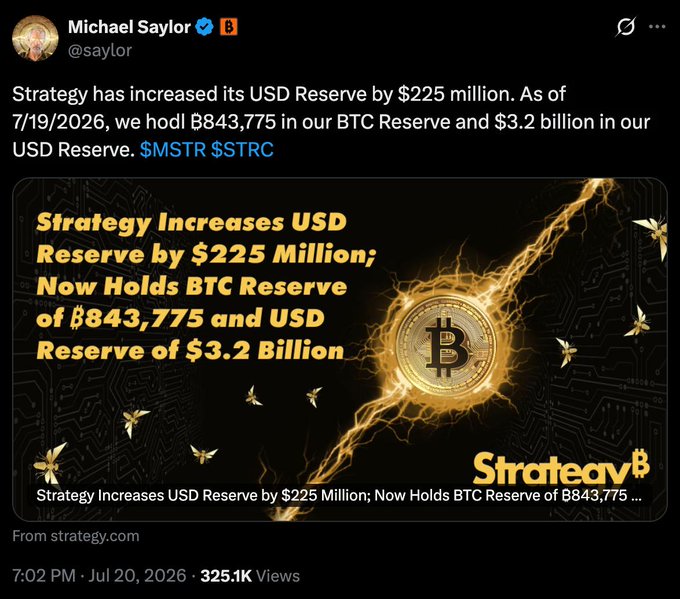 The image is a tweet from Michael Saylor (@saylor) announcing that Strategy has increased its USD Reserve by $225 million, now holding 843,775 BTC and $3.2 billion in USD Reserves as of 7/19/2026, accompanied by a gold-toned graphic featuring the Bitcoin logo and the headline "Strategy Increases USD Reserve by $225 Million; Now Holds BTC Reserve of 843,775 and USD Reserve of $3.2 Billion," with tickers $MSTR and $STRC displayed. The accompanying Vietnamese post translates this announcement into the same details about Strategy's increased USD and BTC holdings.