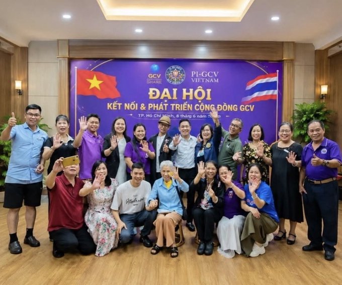 Group photo of approximately twenty people posing together at a GCV Share PI-GCV Vietnam event titled 'ĐẠI HỘI KẾT NỐI & PHÁT TRIỂN CỘNG ĐỒNG GCV' in Ho Chi Minh City.