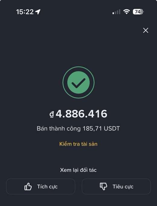 The image shows a successful P2P cryptocurrency transaction confirmation screen in Vietnamese, displaying "₫ 4.886.416" (Vietnamese dong) with a green checkmark and the message "Bán thành công 185,71 USDT" (Successfully sold 185.71 USDT), along with options to check assets and rate the counterparty positively or negatively. This confirms the seller's successful cash-out of USDT to Vietnamese dong via Binance P2P, illustrating the post's sentiment about migrating from platforms like Robinhood to decentralized Web3 alternatives.