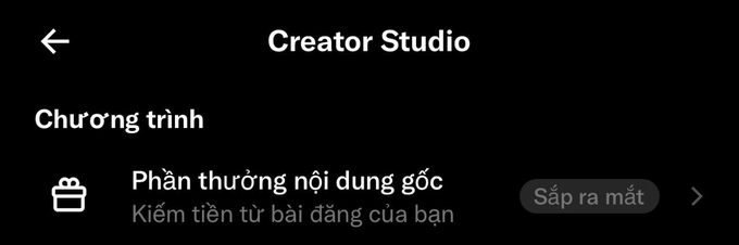 A screenshot of a mobile app interface titled 'Creator Studio' in Vietnamese, showing 'Phần thưởng nội dung gốc' (Original content rewards) with a 'Sắp ra mắt' (Coming soon) label.