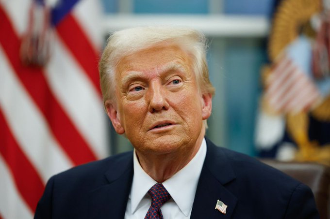 This image shows President Trump, presumably in the Oval Office, which relates to the post's claims about his financial activity and the losses suffered by others on "$TRUMPCOIN".