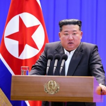 North Korean leader Kim Jong Un stands at a podium with the North Korean flag behind him, fittingly representing the nation that the accompanying post claims has added 1000 #Bitcoin to its strategic reserve.