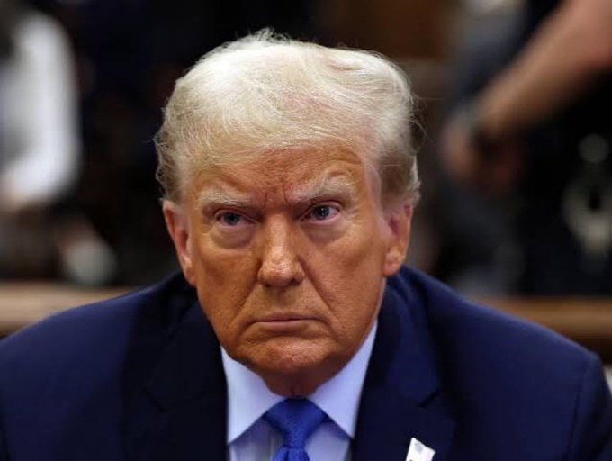 The image shows Donald Trump, a prominent political figure whose opinions on financial regulations, including cryptocurrencies like #BITCOIN, could influence market sentiment. The accompanying post from COINDESK warns that the US Senate pausing focus on Bitcoin clarity may negatively impact the market.
