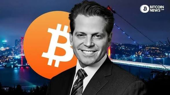 Anthony Scaramucci smiling in front of a Bitcoin logo backdrop, promoting his quote that "Bitcoin does not need a narrative. It is the most important invention in modern history," alongside the Bitcoin News logo and a city bridge scene.