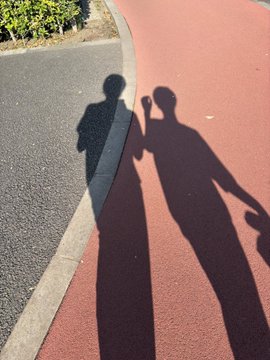The image features two people's shadows cast onto a red road, with one person's shadow appearing closer to the viewer than the other. The shadows are positioned next to each other, creating an interesting visual effect. The photo also includes text that reads "ピクトレコラボやりたかったんだけど、次男とトレーニングがてら運動公園走ってから買い物してエナジー少し消化 運動量としては普段よりかなり大きない 夜またせず". This text seems to be related to the image, possibly providing information about the shadows or their positions.

The post is titled "ピクトレコラボやりたかったんだけど、次男とトレーニングがてら運動公園走ってから買い物してエナジー少し消化 運動量としては普段よりかなり大きなお".