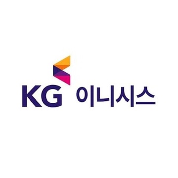 The image features a logo for South Korea's largest payment platform, KG Inicis. The logo consists of a stylized letter "K" surrounded by an array of colorful geometric shapes, including triangles, rectangles, and circles. The text on the logo reads "KG INICIS", indicating that it is associated with the payment platform. Additionally, there are two lines of Korean text below the logo: "Just in: SOUTH KOREA'S LARGEST PAYMENT PLATFORM" and "KG INICIS has signed an MOU WITH THE @SOLANA FOUNDATION TO BRING STABLECOIN PAYMENTS TO ITS MERCHANT NETWORK!".