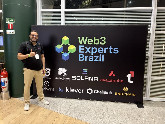 A man poses next to a "Web3 Experts Brazil" banner featuring logos of partner companies including Klever, Solana, Avalanche, and BNB Chain, tying into the post's message about Klever Blockchain welcoming builders to explore and deploy Web3 solutions.