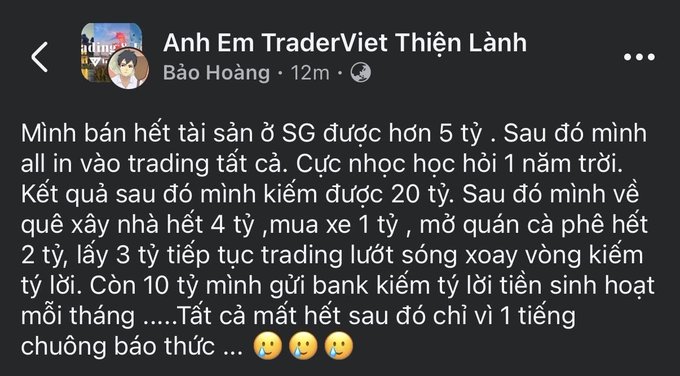 A Vietnamese Facebook post from "Anh Em TraderViệt Thiện Lành" by Bảo Hoàng tells a cautionary tale of selling all assets (worth over 5 billion) to go "all in" on trading, profiting 20 billion, then losing everything after building a house (4 billion), buying a car (1 billion), and opening a cafe (2 billion)—all wiped out by a single alarm clock wake-up, satirizing traders' financial ruin fantasies.