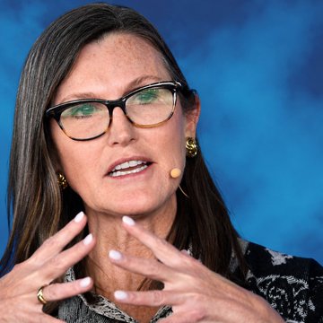 The image features a woman wearing glasses, with her hands placed behind her back as she speaks or gestures. The caption of the image reads "ARK INVEST'S CATHIE WOOD JUST SAID #BITCOIN COULD REACH $1.25 MILLION BY 2031 Her major catalysts: Institutional adoption Stablecoin growth U.S. legislation Do you think this is possible?". This statement suggests that the woman might be discussing a potential future for Bitcoin or its impact on the financial market, given her position as an expert in the field of cryptocurrency.

The image also includes a gold ring and a gold earring, which could potentially belong to the woman speaking about Bitcoin. The presence of these accessories adds a sense of importance and authority to the discussion.