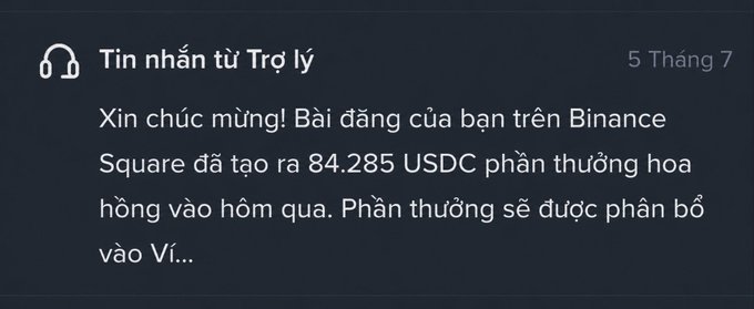 A screenshot of a message from an Assistant (Trợ lý) dated 5 Tháng 7, in Vietnamese, congratulating the recipient that their post on Binance Square generated 84.285 USDC in commission rewards the previous day.