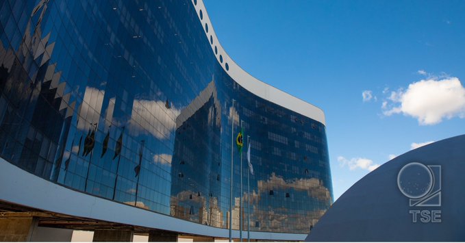 The image shows Brazil's National Congress building with its distinctive modern glass facade and dome, where a flag flies at half-mast, symbolizing mourning or tribute. The accompanying post about the MBL (Movimento Brasil Livre) suggests the half-mast flag represents a moment of political significance or grievance being highlighted by the movement.