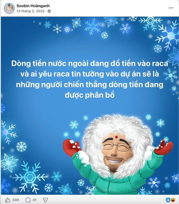 The image features a man wearing a green jacket, with his arms raised high as if he's celebrating or expressing joy. The background of the image is blue, adorned with snowflakes scattered throughout, creating a festive atmosphere. The caption on the image reads "Dòng tiền nước ngoài đang đân con RÁ CA này có thấy community VN mạnh nhất từ trước tới giờ Mùa trước ông nào". The man's raised arms and the snowflakes in the background suggest a celebration or a joyful moment, possibly related to the winter season.

The image is part of a social media post that includes text written in Vietnamese, which might be an explanation for the festive atmosphere created by the snowflakes.